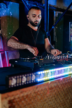 DJ